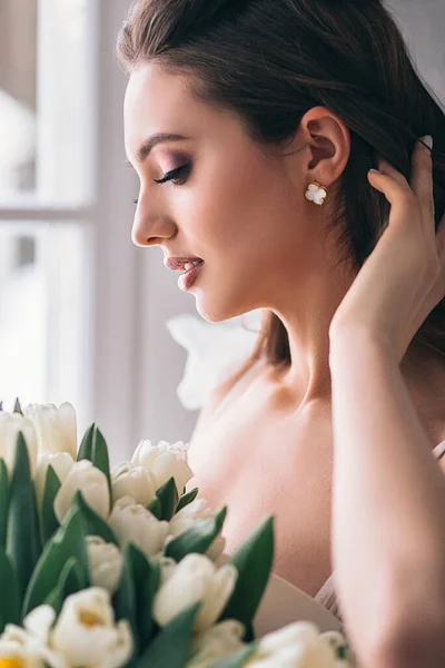 Retrato de belleza de la novia con maquillaje y peinado de lujo — Foto de Stock