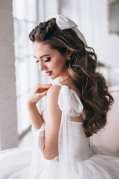 Belleza primer plano retrato de novia con maquillaje de lujo y peinado mirando hacia abajo — Foto de Stock