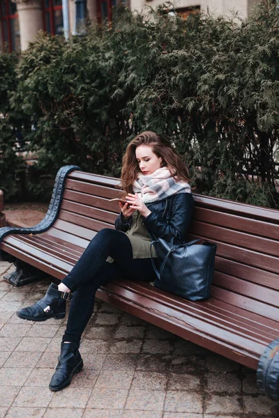 Νεαρή Κομψή Γυναίκα Κάθεται Και Χρησιμοποιεί Smartphone Στο Δρόμο Της — Φωτογραφία Αρχείου