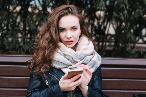 Junge Stylische Frau Nutzt Smartphone Der Stadt — Stockfoto