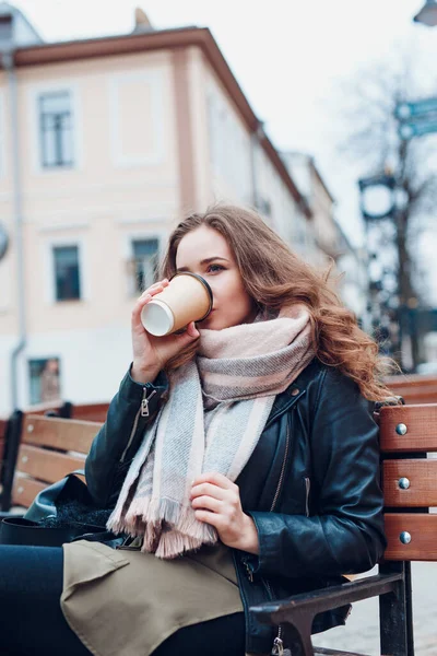 Joven Mujer Rizada Con Chaqueta Cuero Negro Sentado Banco Beber — Foto de Stock