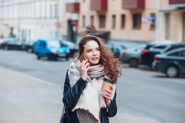 Ritratto di una giovane donna sorridente che usa lo smartphone in città — Foto Stock