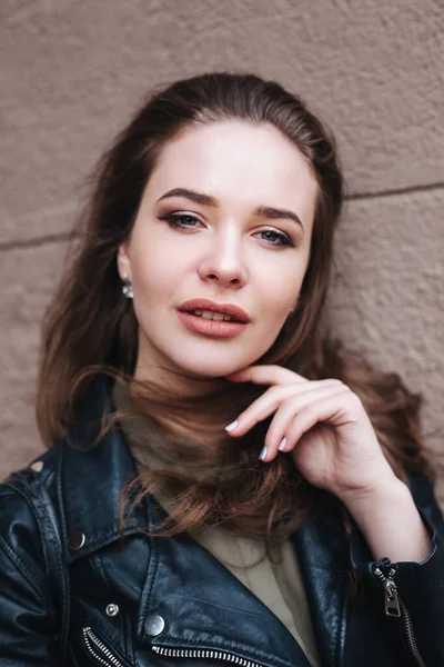 Close-up retrato de jovem mulher elegante com cabelo encaracolado olhando para a câmera — Fotografia de Stock