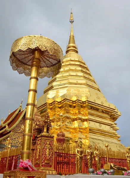 Gouden stoepa op doi sutep — Stockfoto