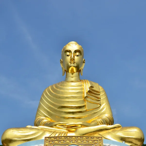 Tay altın buddha heykeli — Stok fotoğraf