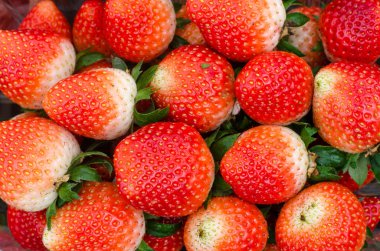 Beyaz arka planda taze çilekler