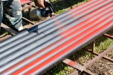 boyalı çelik boru işçileri