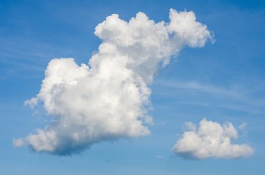 Mavi gökyüzüne karşı beyaz bulutlar