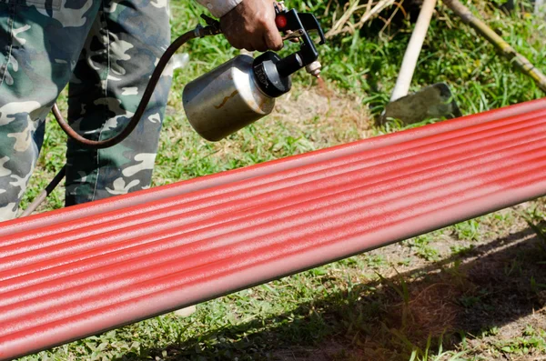 Trabajadores pintado tubería de acero — Foto de Stock