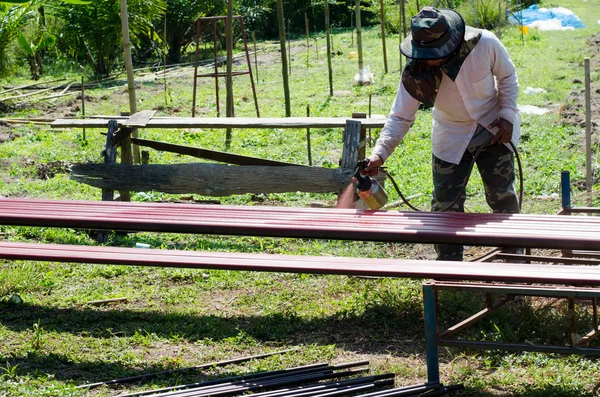 Arbetstagare målade stålrör — Stockfoto