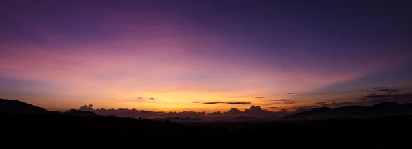 Pôr do sol bonito sobre um horizonte silhueta — Fotografia de Stock