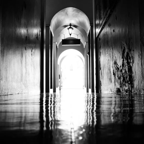 Luce alla fine del tunnel in bianco e nero. — Foto Stock