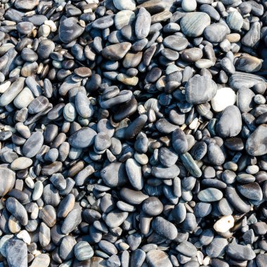 arka plan olarak büyük çakıl taşları