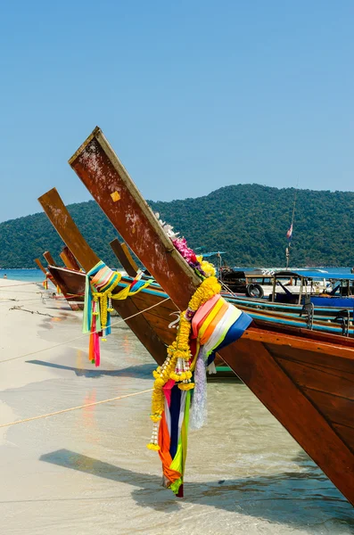 Barcos de madeira tailandeses na ilha Adang-Rawi perto de Koh Lipe em Satun, T — Fotografia de Stock