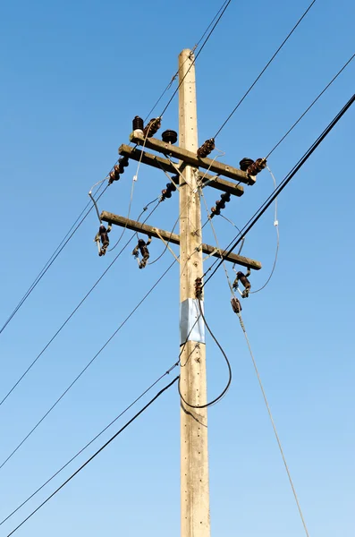 Elektrik direğinden mavi gökyüzü alanı ile — Stok fotoğraf
