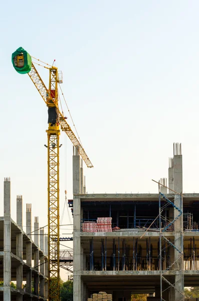 Grúa trabajando en obras de construcción — Foto de Stock