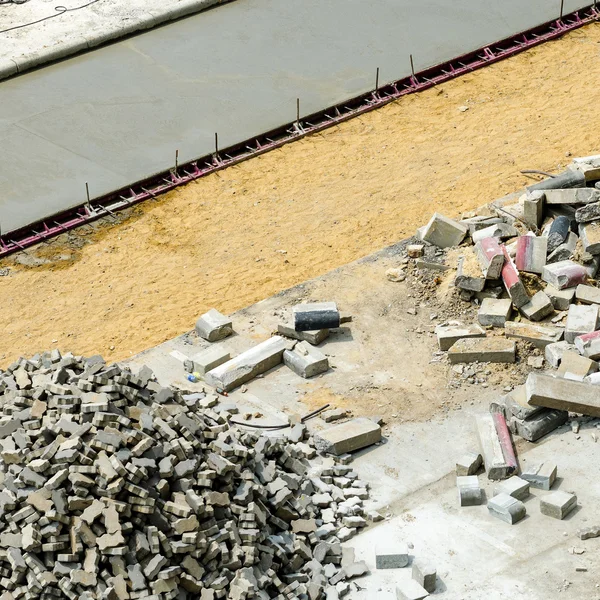 Hälla cement under trottoaren uppgradering — Stockfoto