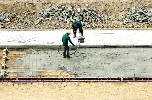 Derramando cimento durante a atualização calçada — Fotografia de Stock