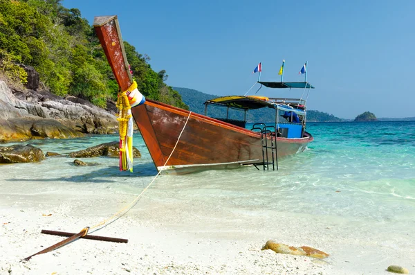 Thajské dřevěné lodě adang Rawiho Island poblíž koh lipe v Satunu, t — Stock fotografie