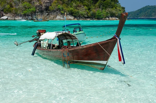 Barcos de madera tailandeses en la isla de Adang-Rawi cerca de Koh Lipe en Satun, T —  Fotos de Stock
