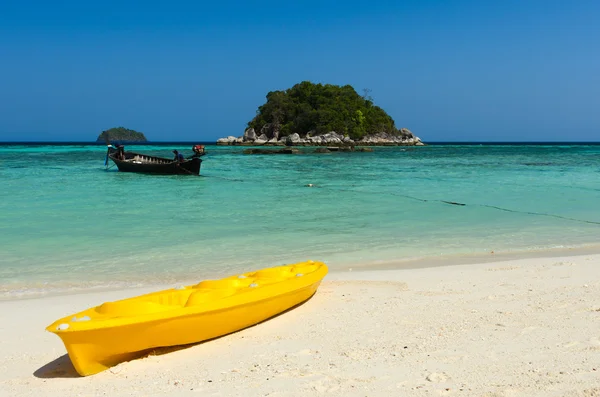 Canoes on the beach — Stock Photo, Image