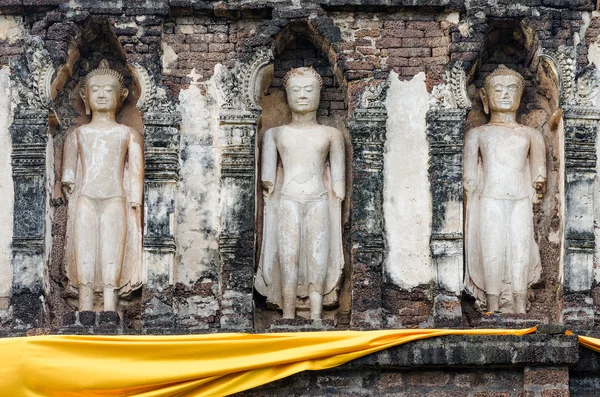 Oude stenen beelden in de tempel — Stockfoto