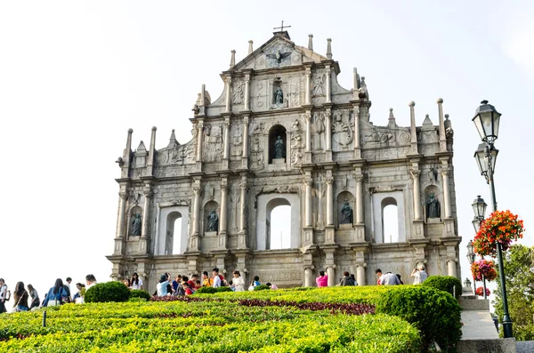 Macau - märz 26 personen unter bunten schirmen vor der zerstörten kirche von st paul am 26. märz 2014 in macau von der unesco zur ruine von st paul ernannt — Stockfoto
