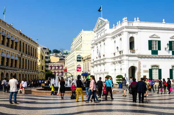 Macau-märz 26 touristen besuchen das historische zentrum von macao am 26. märz 2014 in macau, china das historische zentrum von macao wurde 2005 in die UNESCO-Welterbeliste aufgenommen — Stockfoto