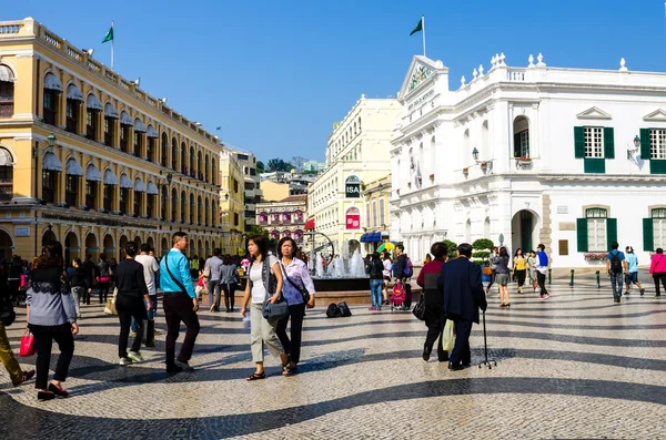 Macau-mars 26 turister besöka den historiska stadskärnan i macao på 26 mars 2014 i macau, Kina Macaos historiska centrum var inskriven på Unescos världsarvslista år 2005 — Stockfoto