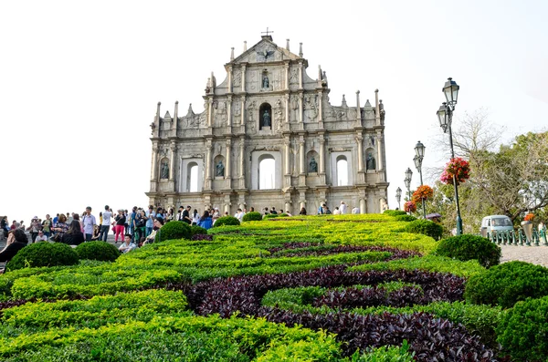 Macau - märz 26 personen unter bunten schirmen vor der zerstörten kirche von st paul am 26. märz 2014 in macau von der unesco zur ruine von st paul ernannt — Stockfoto