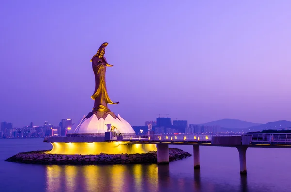 Estátua de Kun Iam à noite, a deusa da misericórdia, marco de Macau — Fotografia de Stock