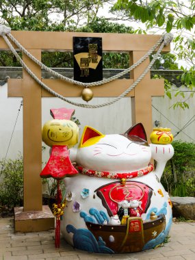 Hong kong - 28 Mart: şanslı kedi, ngong ping Köyü, lantau Island, hong kong üzerinde 28 Mart 2014. sayısız ziyaretçilerin dilek ile zengin bezenmiş popüler dilek ağacı parçası