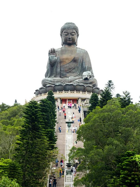 香港では、3 月 28 日、tian タン仏、ビッグ仏とも呼ばれますは、仏の大きい青銅色の彫像に位置ゴンピン ランタオ島、2014 年 3 月 28 日に香港で. — ストック写真