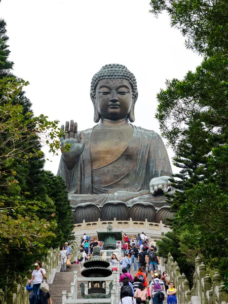 香港では、3 月 28 日、tian タン仏、ビッグ仏とも呼ばれますは、仏の大きい青銅色の彫像に位置ゴンピン ランタオ島、2014 年 3 月 28 日に香港で. — ストック写真