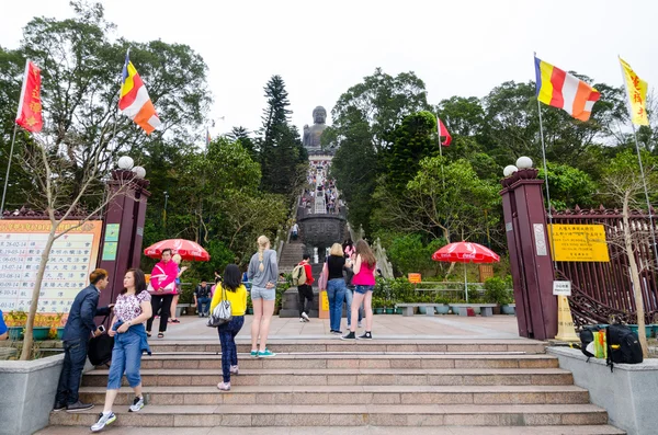 Hong kong, 28 březen, tian tan buddha, také známý jako big buddha, je velká bronzová socha Buddhy se nachází v ngong ping, lantau island, v hong Kongu na 28 března 2014. — Stock fotografie