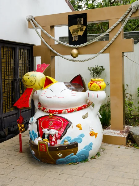 HONG KONG - 28 de marzo: Lucky Cat, Ngong Ping Village, Lantau Island, Hong Kong, 28 de marzo de 2014. Parte del popular árbol de los deseos que está ricamente adornado con los deseos de innumerables visitantes — Foto de Stock