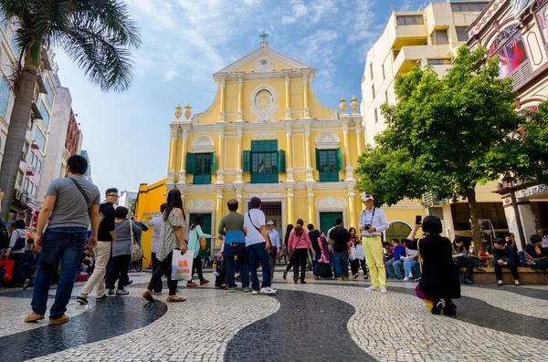 Macau-26. März: Touristen besuchen am 6. März 2014 das historische Zentrum des Macao-Senado-Platzes in Macau, China. Das historische Zentrum Macaus wurde 2005 in die UNESCO-Liste des Weltkulturerbes aufgenommen.. — Stockfoto