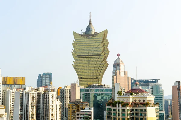 MACAU - MARÇO: 26: O Casino Gran Lisboa em 26 de março de 2014 em Macau. Inaugurado em 2008, o cassino oferece 800 mesas de jogos em massa e 1000 máquinas caça-níqueis . — Fotografia de Stock