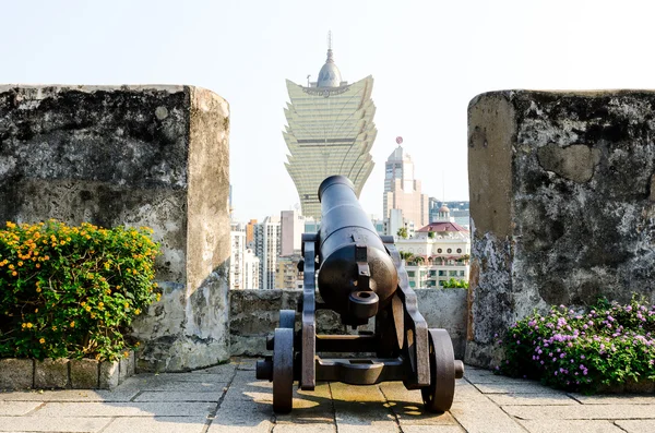 Old cannon and new casino building, Macau — Stock Photo, Image