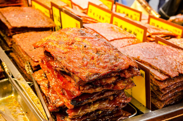 Ассортимент китайского консервированного мяса, продаваемого на тротуаре Макао, Китай. (No trademark or copyrighted material on the price tags
).
