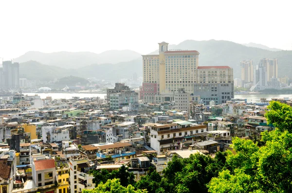 MACAU - MARÇO: Uma vista da cidade em 26 de março de 2014 em Macau. Macau é a região mais densamente povoada do mundo, com uma densidade populacional de 18.428 pessoas por quilómetro quadrado . — Fotografia de Stock