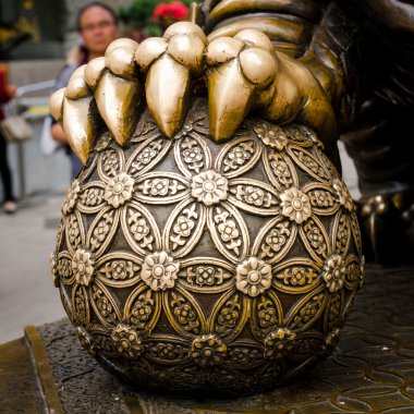Aslan wong tai sin temple metal bir heykelinin ayakları.