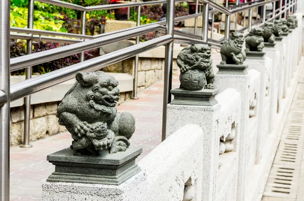 En staty av kinesiska imperial lejon runt wong tai sin temple — Stockfoto