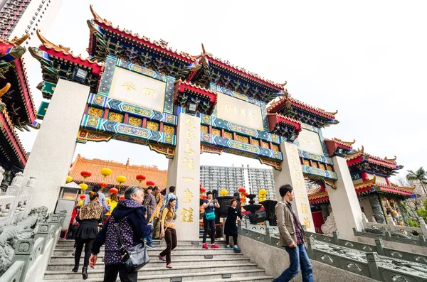 HONG KONG, CHINA - 27 DE MARÇO DE 2014 - O povo de Hong Kong visita o Templo Budista Wong Tai Sin para rezar, em 27 de março de 2014, em Hong Kong . — Fotografia de Stock