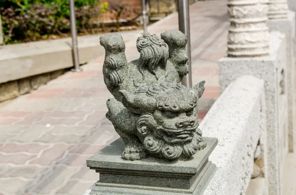 En staty av kinesiska imperial lejon runt wong tai sin temple — Stockfoto