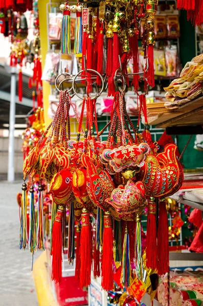 Straßenmärkte neben dem sik sik yuen wong tai sin Tempel in hong kong — Stockfoto