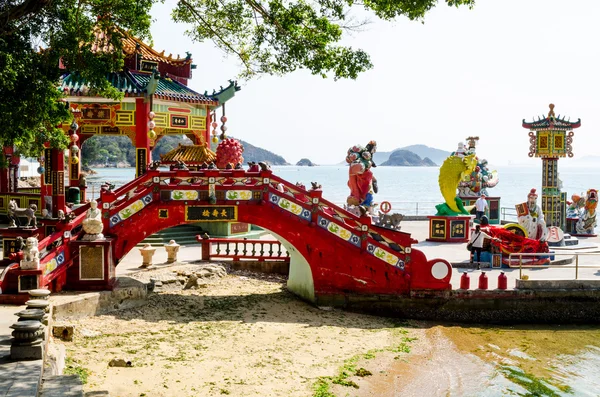 Hong kong, china - 27 maart 2014 - levensduur brug in kwan yin tempel op HMS repulse bay, hong kong, op 27 maart 2014, in hong kong. — Stockfoto