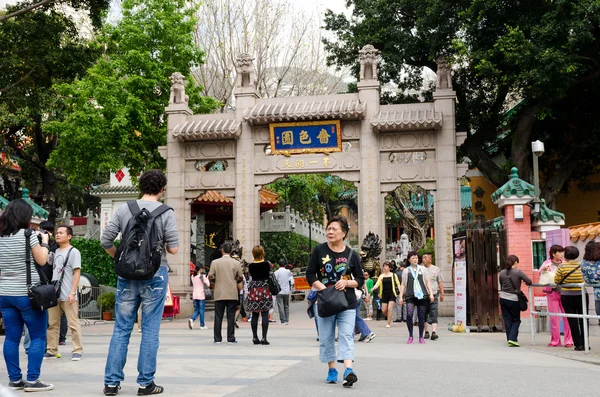 HONG KONG - MARCH 27: Wong Tai Sin Temple with many tourists on March 27, 2014 in Hong Kong, China. It is the most famous temple in Hong Kong covering 18,000 square meters. — Stock Photo, Image