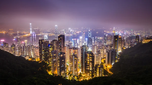 Hong Kong skyline na névoa sobre Victoria Peak . — Fotografia de Stock