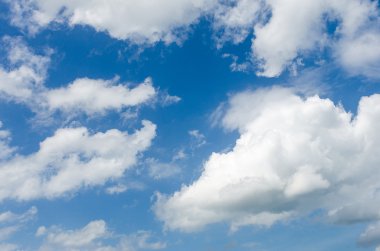 Bulutlu mavi gökyüzü